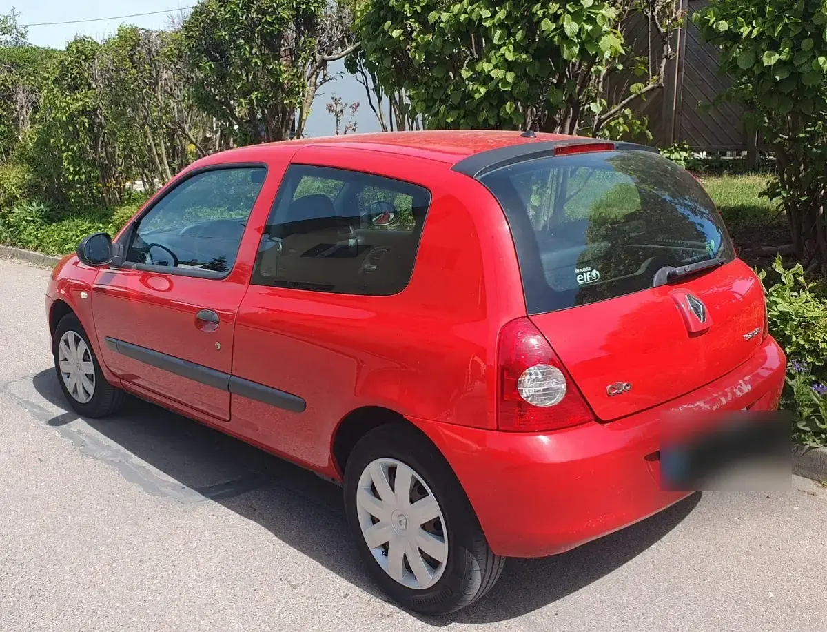 Używany Renault Clio II Campus 58 KM (42 kW) 2009 Czerwony Sedan/Limuzyna