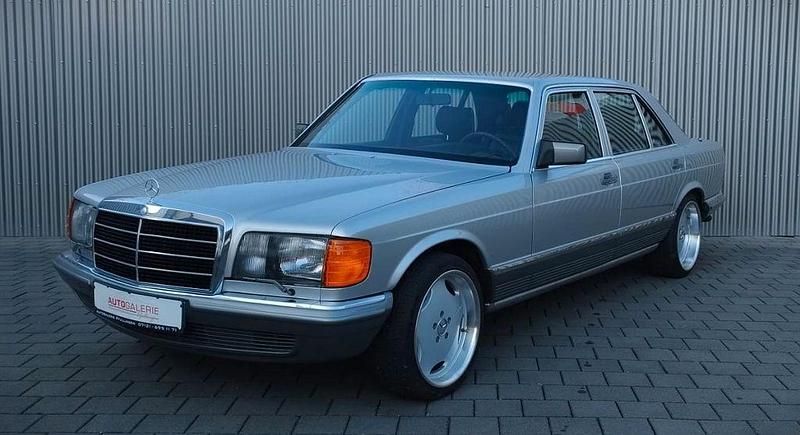 Silber Gebraucht 1982 Mercedes 500 Limousine | 14.990 € - Bild 1/4