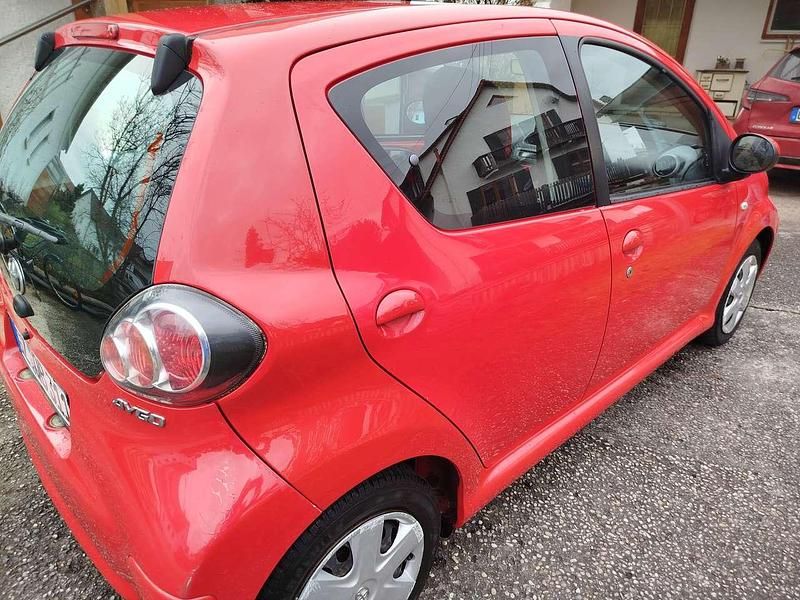 Gebraucht Toyota Aygo 68 PS (50 kW) 2010 Rot Kleinwagen