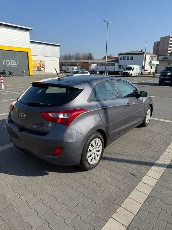 Gebraucht Hyundai i30 Trend 101 PS (74 kW) 2017 Grau Limousine