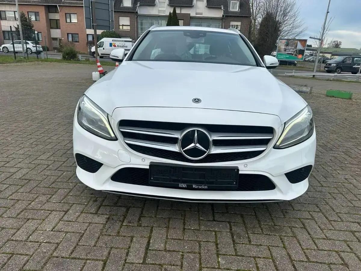 Gebraucht Mercedes C300e 306 PS (225 kW) 2020 Polarweiss  unilack Kombi