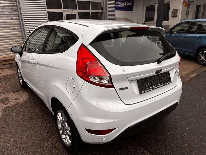 Gebraucht Ford Fiesta Celebration 101 PS (74 kW) 2017 Frozen white Kleinwagen