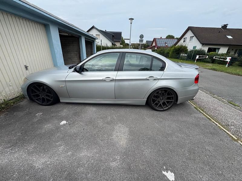Silber Gebraucht 2004 BMW 330 Limousine | 10.540 € - Bild 1/4