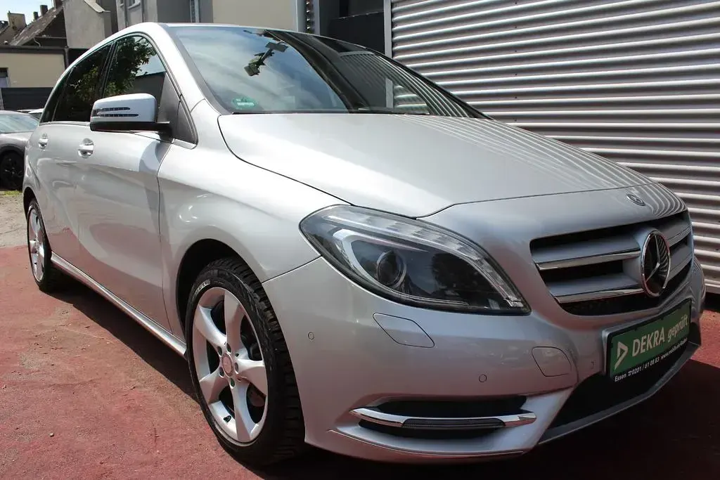 Gebraucht Mercedes B180 Sport 122 PS (89 kW) 2014 Silber Van / Kleinbus