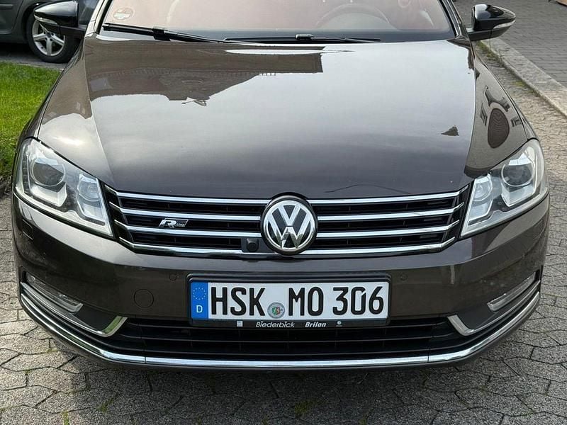 Braun Gebraucht 2014 VW Passat R-line Kombi | 7.799 € (Guter Preis) - Bild 1/4