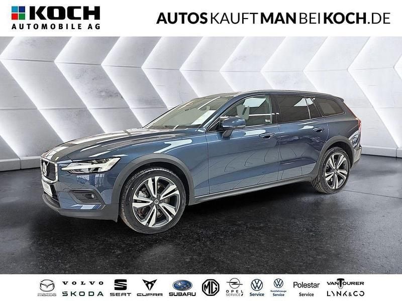 Blau Gebraucht 2024 Volvo V60 CC Ultimate Kombi | 43.480 € (Guter Preis) - Bild 1/4