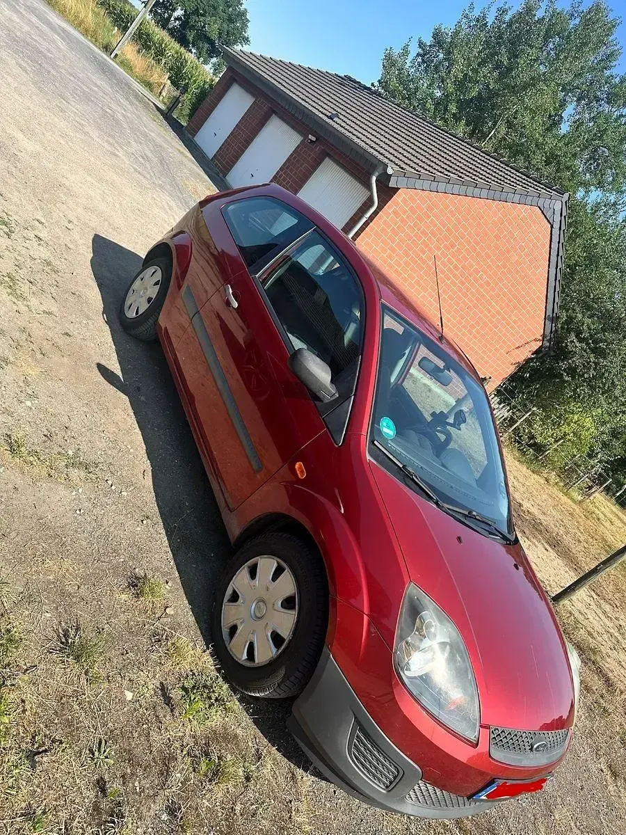 Gebraucht Ford Fiesta Ambiente 69 PS (50 kW) 2006 Rot Kleinwagen