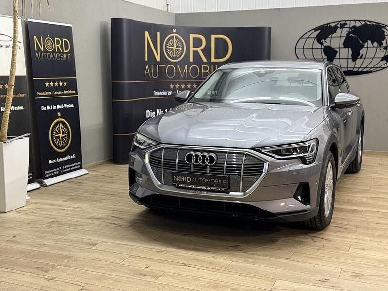 Taifungrau metallic (metallic) Gebraucht 2022 Audi e-tron SUV | 27.699 € (Superpreis) - Bild 1/3