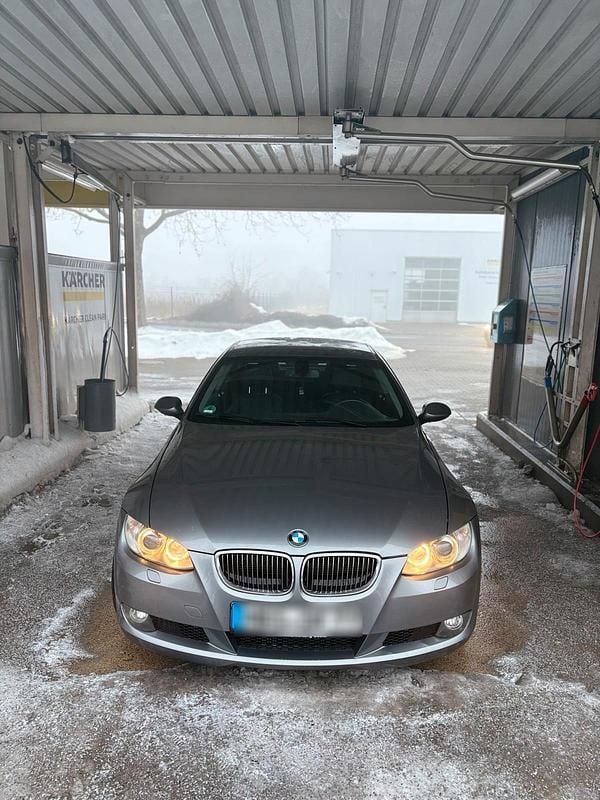 Grau Gebraucht 2009 BMW 330 Coupé | 7.750 € (Superpreis) - Bild 1/4