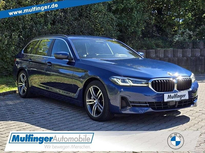 Phytonicblau (metallic) Gebraucht 2021 BMW 530 Sport Line Kombi | 37.890 € (Fairer Preis) - Bild 1/4