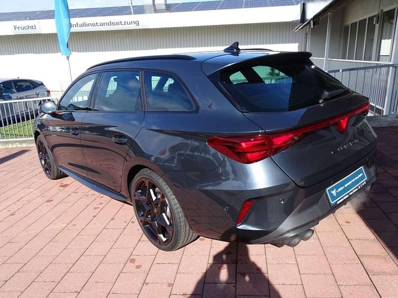 Neu Cupra Leon VZ 333 PS (244 kW) 2025 Magnetic grau (metallic) Kombi