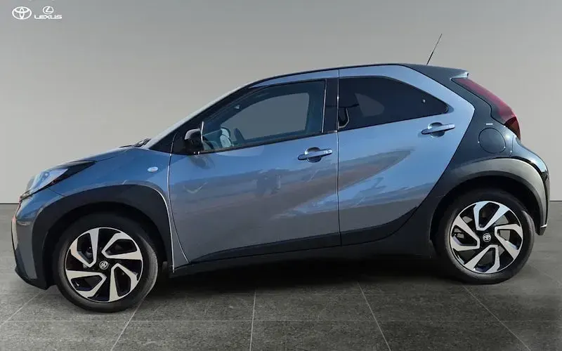 Neu Toyota Aygo X 72 PS (52 kW) 2025 Grau SUV