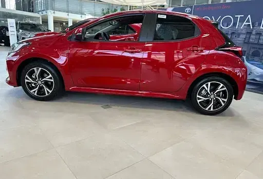 Neu Toyota Yaris Hybrid 116 PS (85 kW) 2026 Rot Limousine