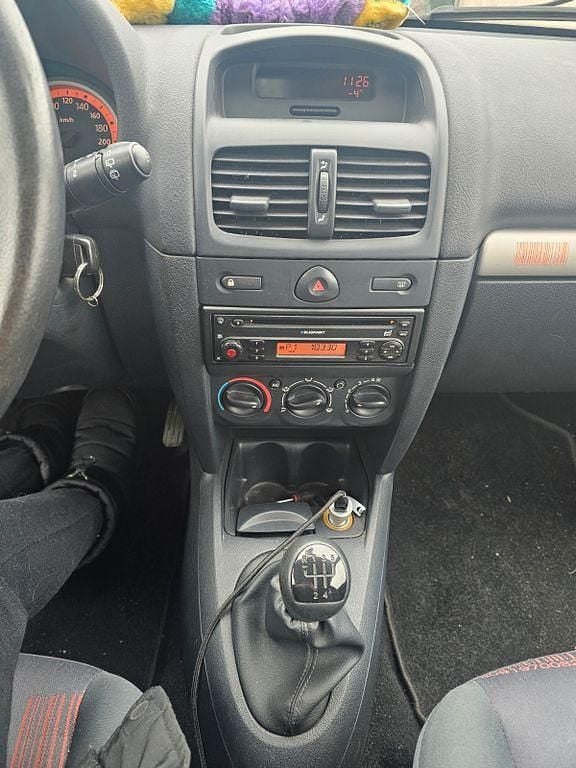 Gebraucht Renault Clio II 75 PS (55 kW) 2004 Schwarz Kleinwagen