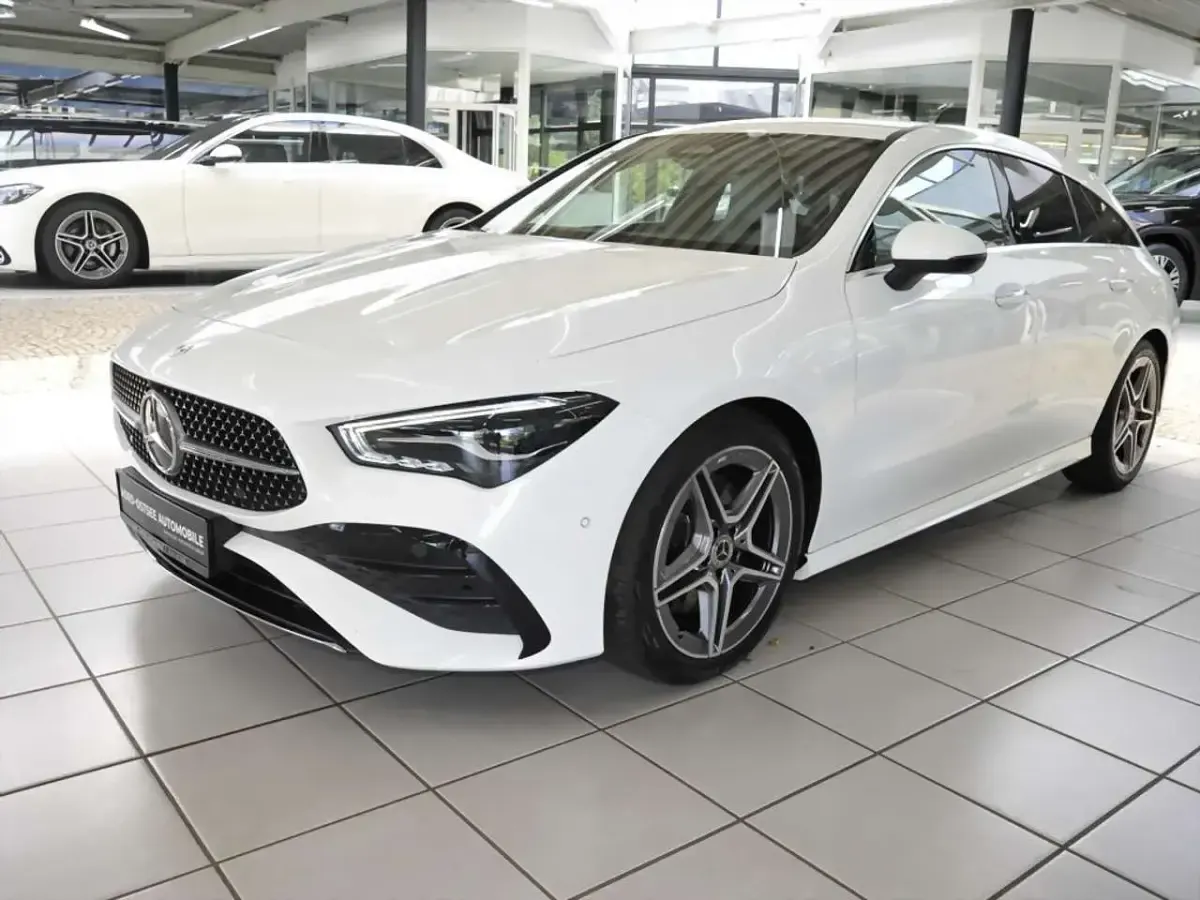 Gebraucht Mercedes CLA200 AMG line 150 PS (110 kW) 2024 Unilack polarweiß Kombi
