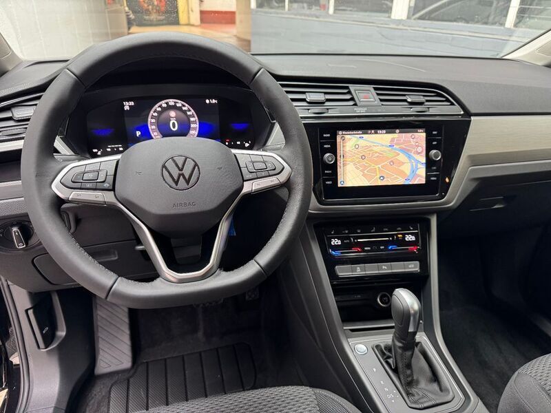 Gebraucht VW Touran Comfortline 150 PS (110 kW) 2024 Schwarz Van / Kleinbus