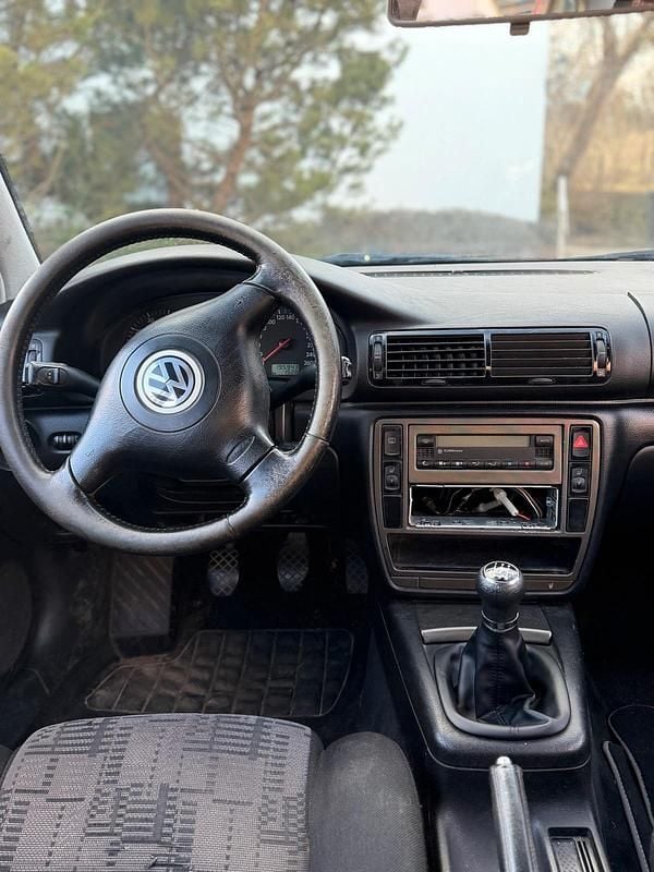 Gebraucht VW Passat 125 PS (91 kW) 1999 Rot Limousine