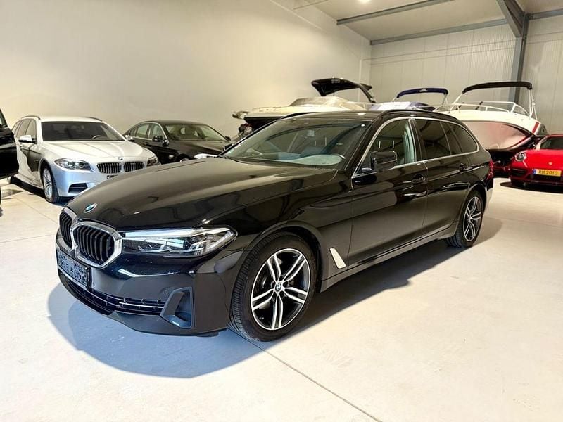 Schwarz Gebraucht 2022 BMW 520 Sport Line Kombi | 19.990 € (Guter Preis) - Bild 1/4