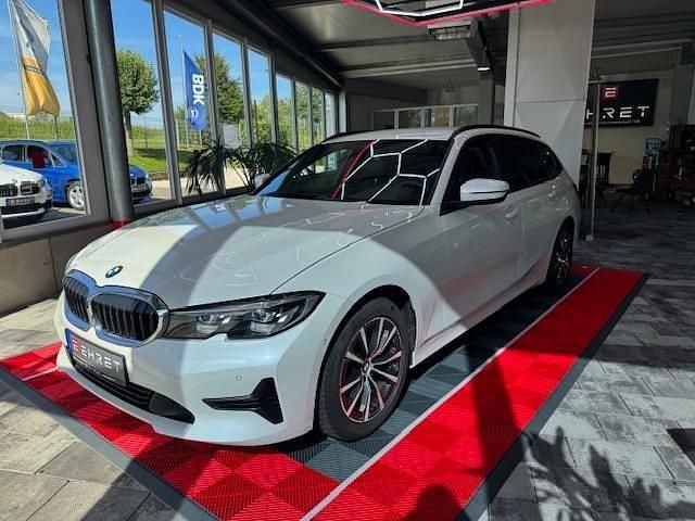 Weiß Gebraucht 2022 BMW 318 Advantage Kombi | 24.980 € (Etwas zu teuer) - Bild 1/4