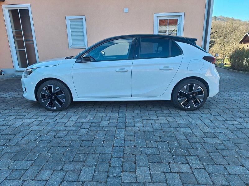 Weiß Gebraucht 2021 Opel Corsa-e GS Line Kleinwagen | 12.500 € (Guter Preis) - Bild 1/4