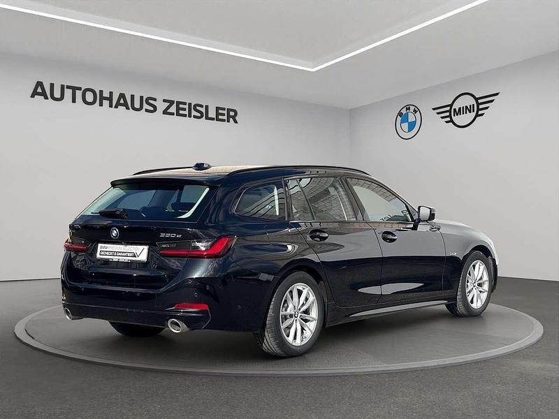 Gebraucht BMW 330e 184 PS (135 kW) 2023 Saphirschwarz Kombi