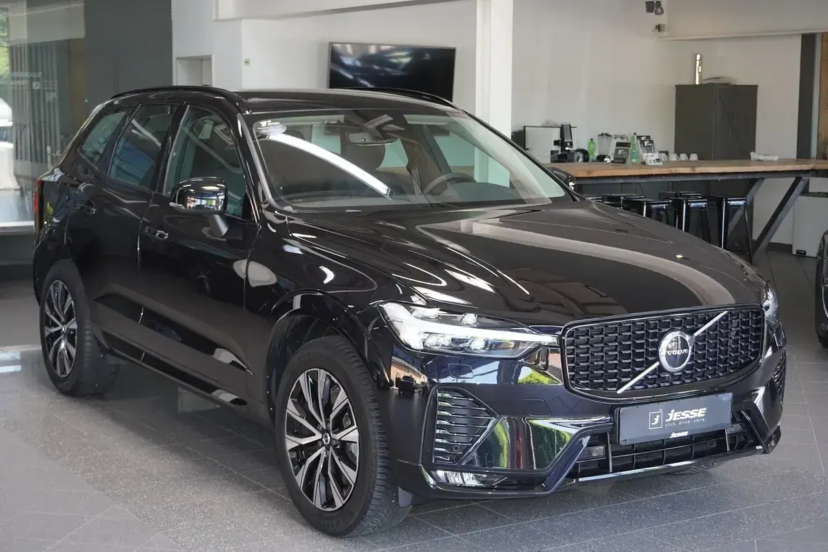 Gebraucht Volvo XC60 Plus 197 PS (144 kW) 2023 Schwarz metallic SUV