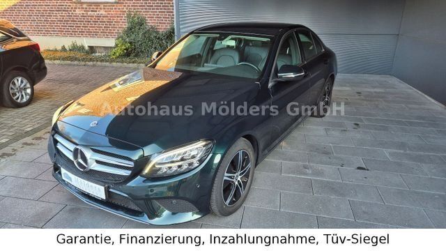 Grün smaragdgrünmetallic metallic Gebraucht 2018 Mercedes C180 Avantgarde Limousine | 21.950 € (Fairer Preis) - Bild 1/4