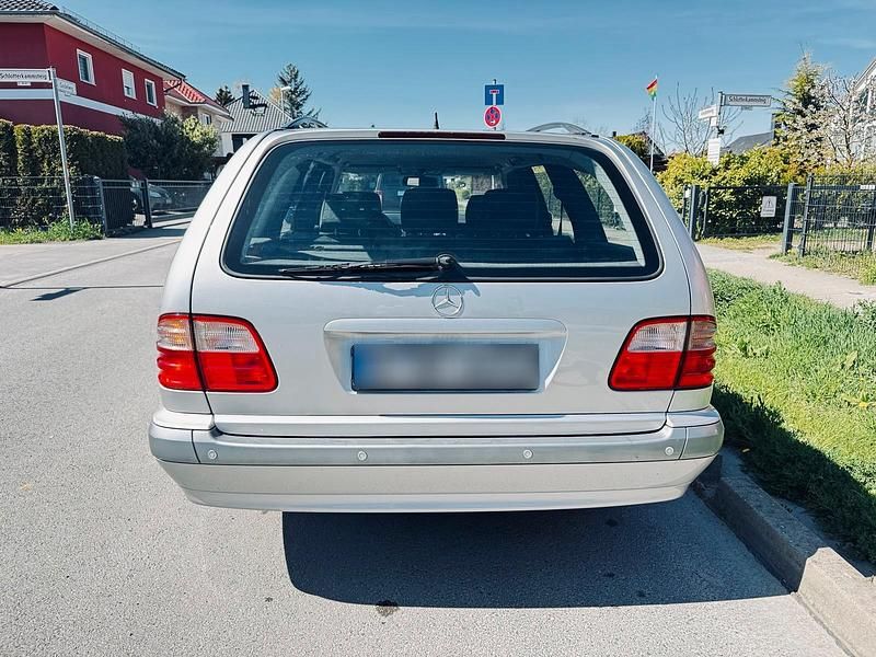 Second-hand Mercedes E240 170 CP (125 kW) 2000 Argintiu Break