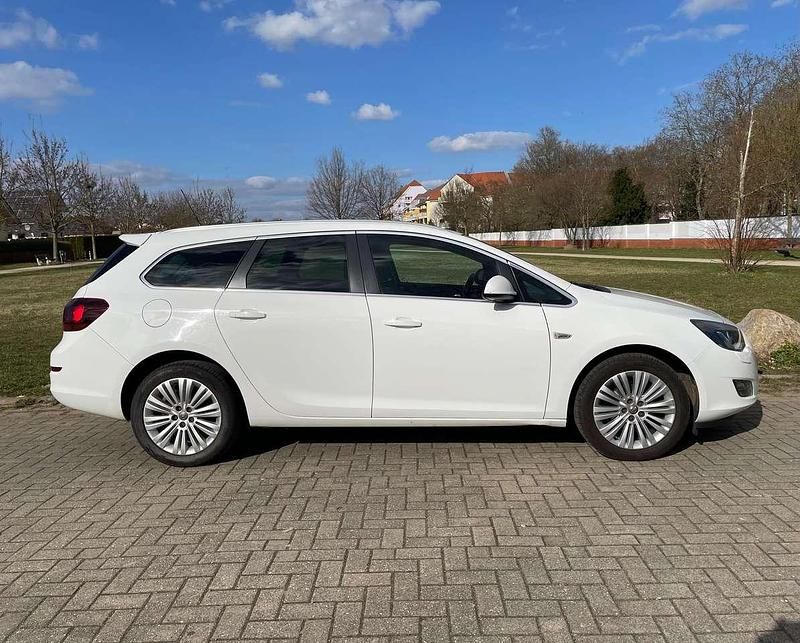 Gebraucht Opel Astra Innovation 140 PS (102 kW) 2011 Schneeweiss/summitwhite/arctic Kombi