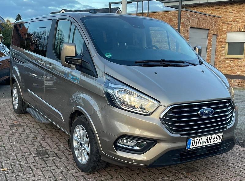 Gebraucht Ford Tourneo 131 PS (96 kW) 2021 Silber Van / Kleinbus