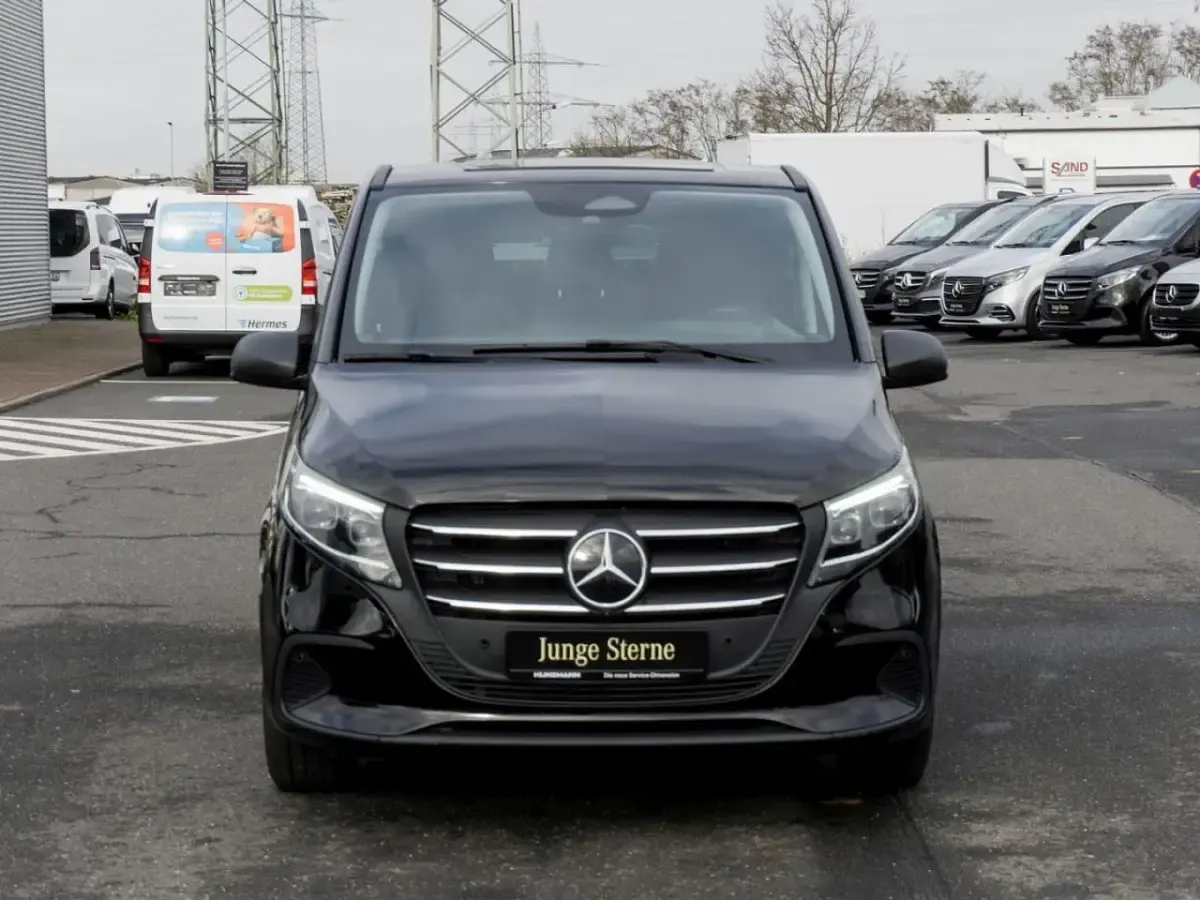 Gebraucht Mercedes Vito 190 PS (139 kW) 2025 Obsidianschwarz metallic Van
