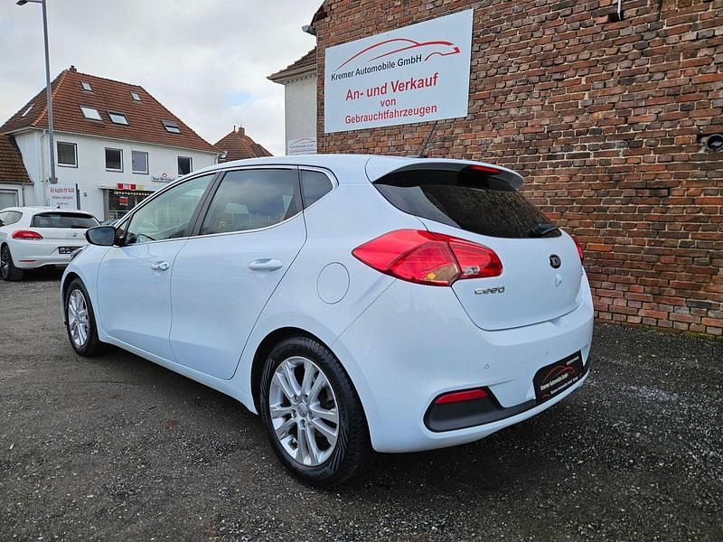Gebraucht Kia Ceed Spirit 128 PS (94 kW) 2015 Weiß Kleinwagen