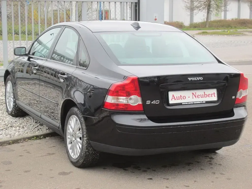 Gebraucht Volvo S40 Momentum 125 PS (91 kW) 2005 Black sapphire (metallic) Limousine