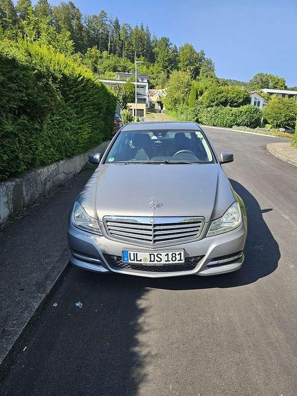 Grau Gebraucht 2011 Mercedes C200 Limousine | 8.500 € (Fairer Preis) - Bild 1/4