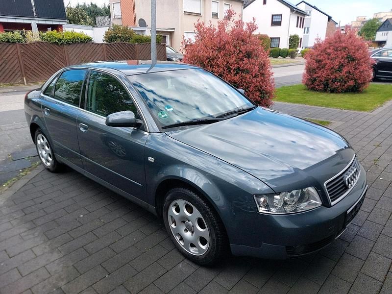 Grau Gebraucht 2003 Audi A4 Limousine | 900 € (Superpreis) - Bild 1/4