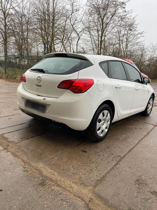 Second-hand Opel Astra 116 CP (85 kW) 2010 Alb Berlinǎ