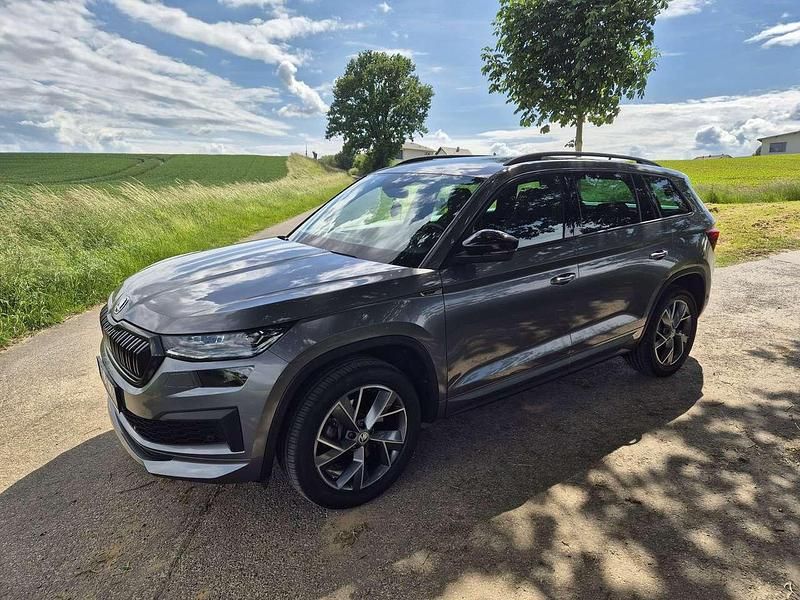 Grau Gebraucht 2023 Skoda Kodiaq SportLine SUV | 40.980 € (Fairer Preis) - Bild 1/4