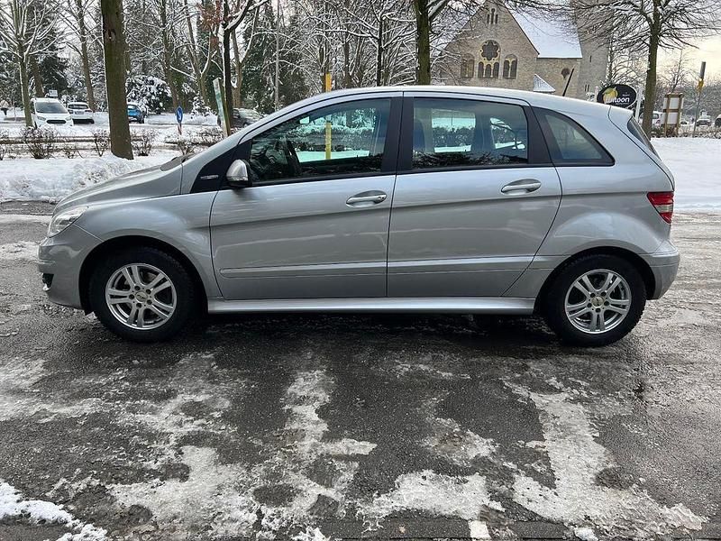 Gebraucht Mercedes B180 116 PS (85 kW) 2010 Silber Van / Kleinbus