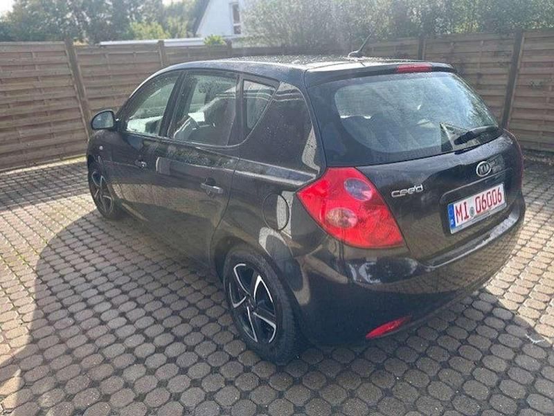 Gebraucht Kia Ceed 126 PS (92 kW) 2009 Zilinaschwarz met. Kleinwagen
