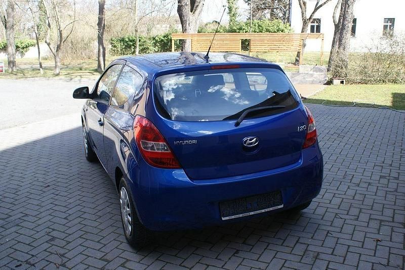 Gebraucht Hyundai i20 Edition+ 77 PS (56 kW) 2011 Blau Kleinwagen