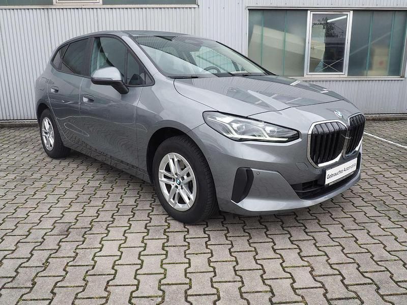 Skyscraper grau metallic Gebraucht 2022 BMW 220 Active Tourer Sport Line Van / Kleinbus | 25.780 € (Guter Preis) - Bild 1/4
