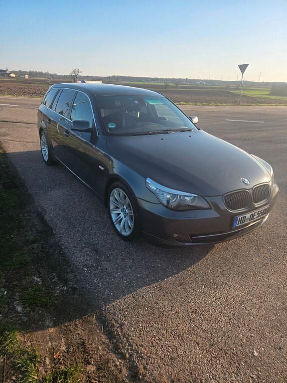Gebraucht BMW 530 235 PS (172 kW) 2010 Grau Kombi