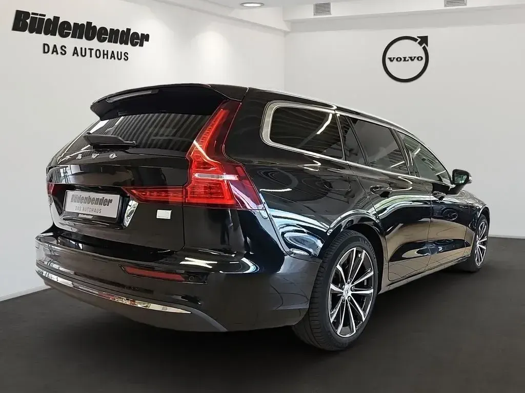 Gebraucht Volvo V60 Core 253 PS (186 kW) 2023 Schwarz Kombi