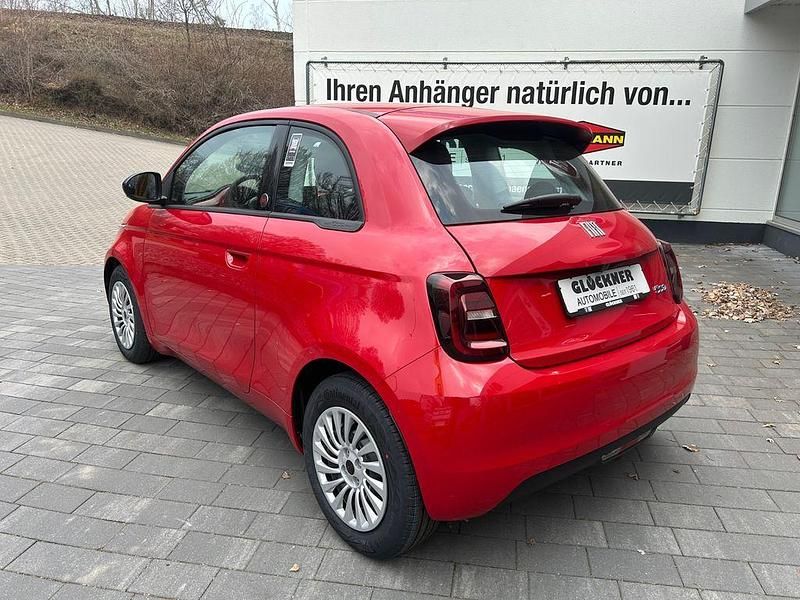 Neu Fiat 500e Red 69 kW (95 PS) 2025 Passione rot Limousine