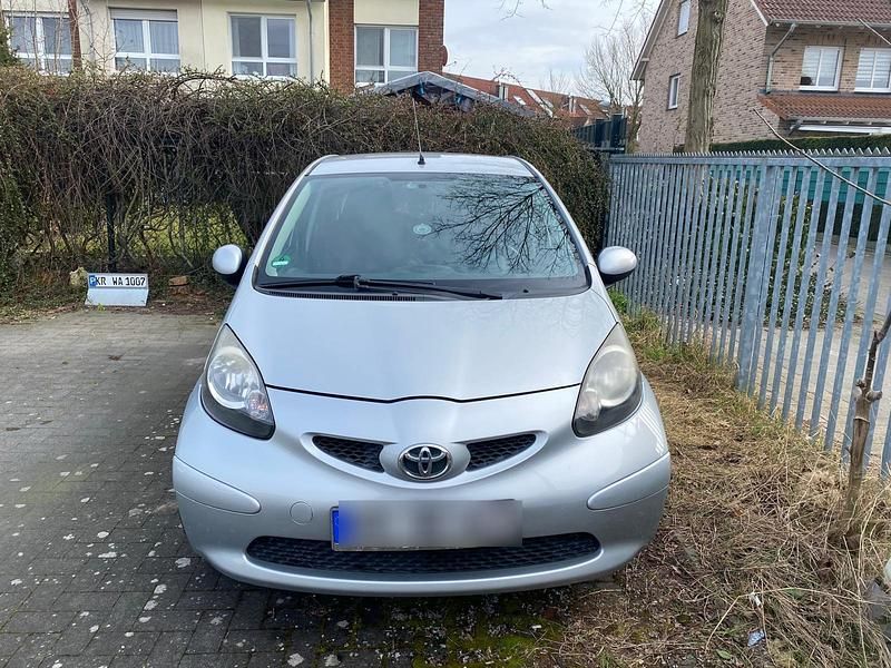 Silber Gebraucht 2009 Toyota Aygo Kleinwagen | 2.000 € - Bild 1/4