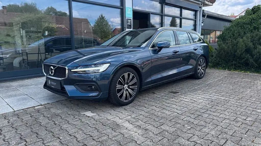 Gebraucht Volvo V60 Momentum 150 PS (110 kW) 2018 Denim blue / metallic Kombi