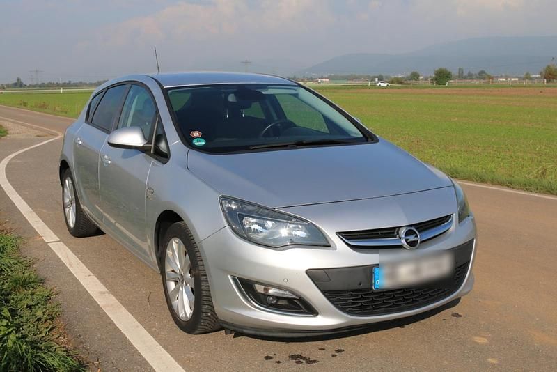 Silber Gebraucht 2013 Opel Astra Active Kleinwagen | 6.500 € (Fairer Preis) - Bild 1/4