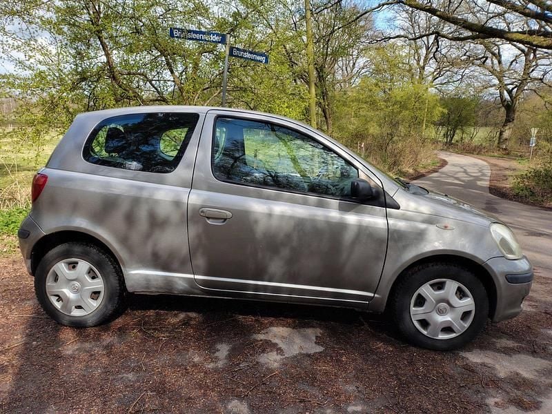 Gebraucht Toyota Yaris 68 PS (50 kW) 2004 Silber Kleinwagen