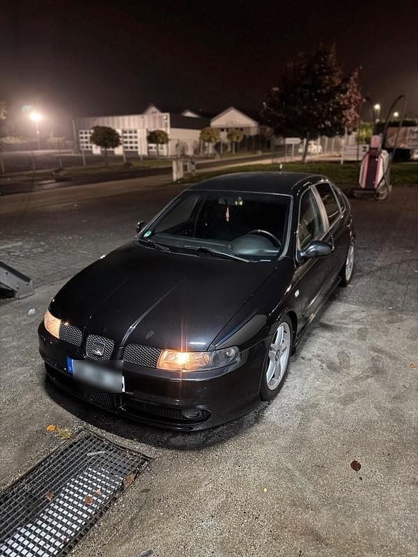 Schwarz Gebraucht 2003 Seat Leon Limousine | 5.900 € - Bild 1/4