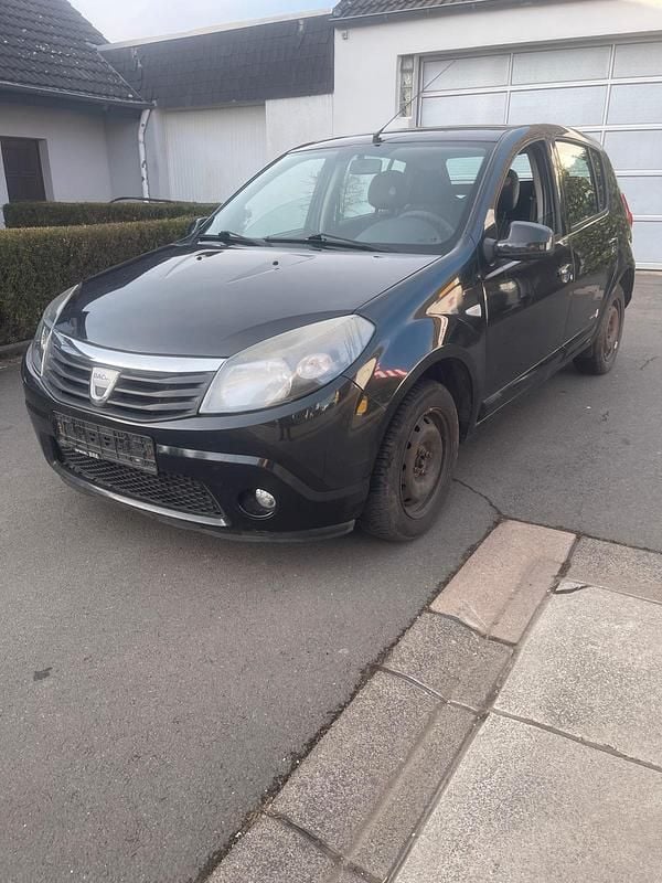 Schwarz Gebraucht 2010 Dacia Sandero Limousine | 1.050 € (Fairer Preis) - Bild 1/4
